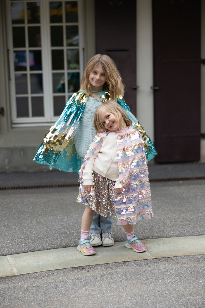Great Pretenders 5th Avenue Paillette Gold Cape – Kids Glamour Sequin Costume Cape Size 4-6 (Ages 4+)