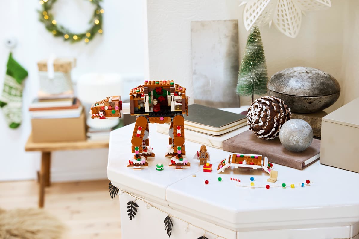 LEGO Gingerbread AT-AT Walker – Star Wars Holiday Building Set (Ages 10+, 557 Pieces) (40806)