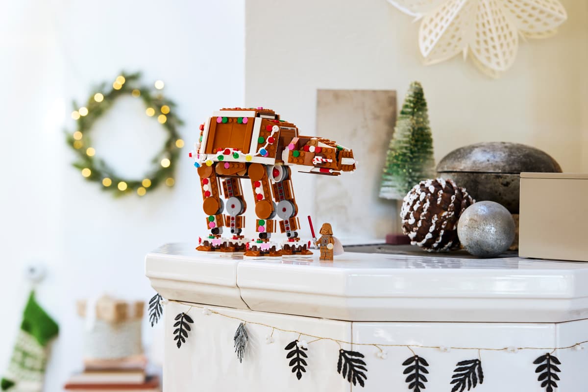 LEGO Gingerbread AT-AT Walker – Star Wars Holiday Building Set (Ages 10+, 557 Pieces) (40806)