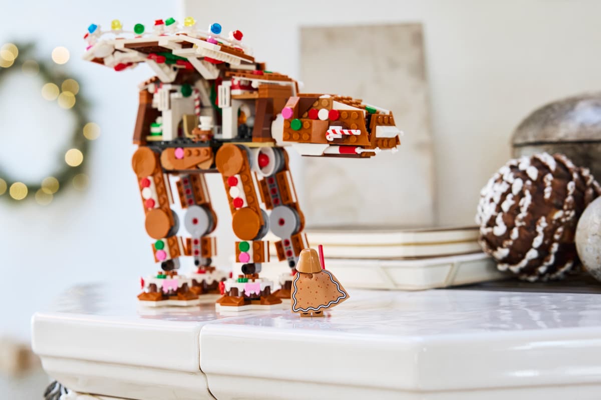 LEGO Gingerbread AT-AT Walker – Star Wars Holiday Building Set (Ages 10+, 557 Pieces) (40806)