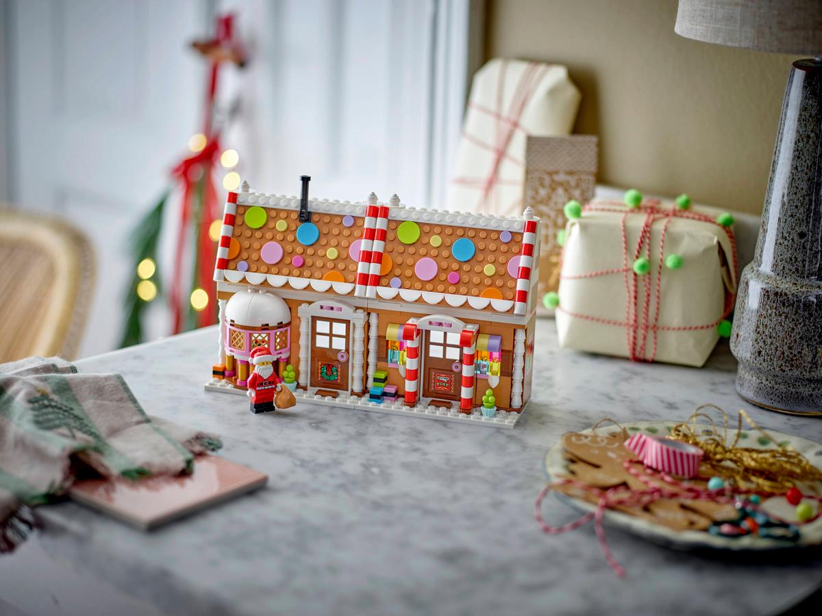 LEGO Festive Gingerbread House – Holiday Christmas Building Set (Ages 8+, 340 Pieces) (40809)