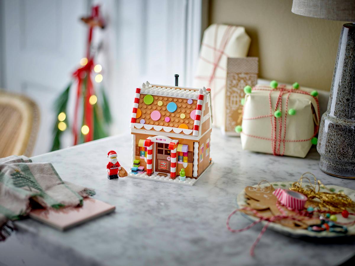 LEGO Festive Gingerbread House – Holiday Christmas Building Set (Ages 8+, 340 Pieces) (40809)