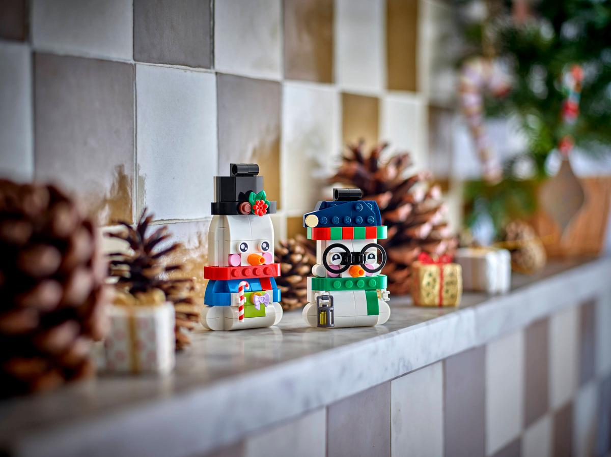 LEGO Snowman Ornaments – Holiday Christmas Hanging Ornament Building Set (Ages 7+, 154 Pieces) (40812)