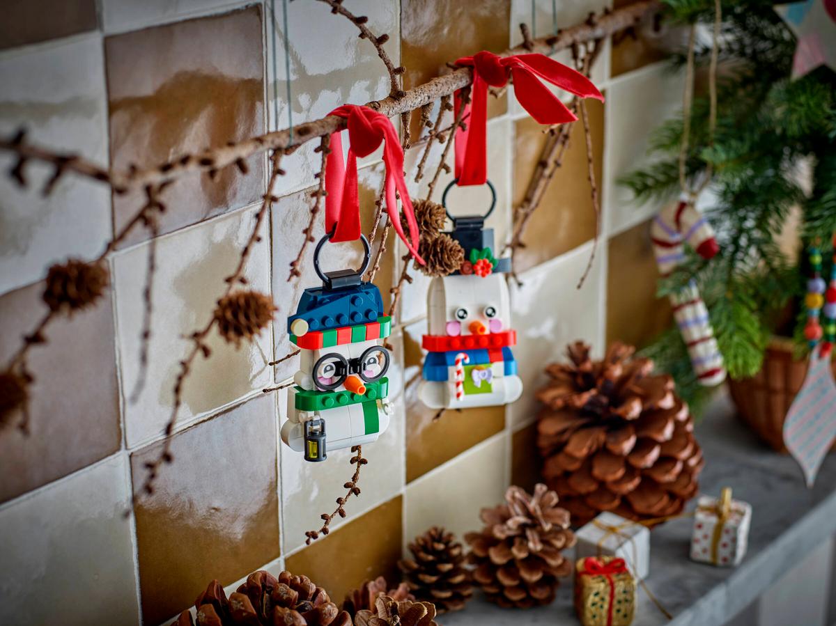 LEGO Snowman Ornaments – Holiday Christmas Hanging Ornament Building Set (Ages 7+, 154 Pieces) (40812)