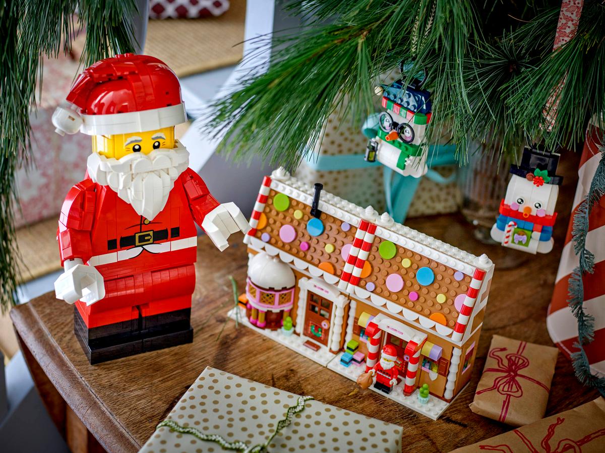 LEGO Up-Scaled Santa Minifigure – Giant Buildable Santa Display Set for Adults (Ages 18+, 528 Pieces) (40820)