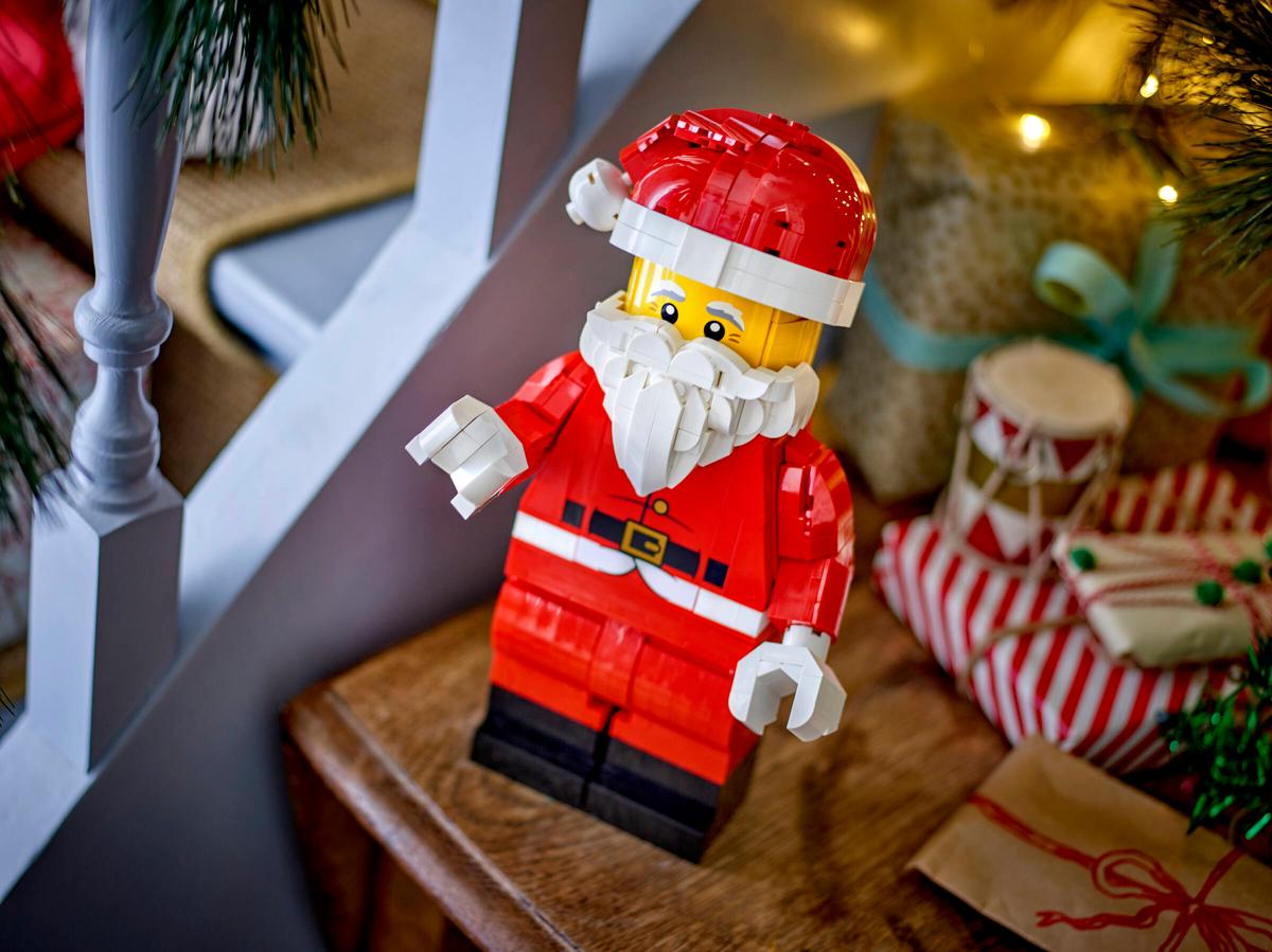 LEGO Up-Scaled Santa Minifigure – Giant Buildable Santa Display Set for Adults (Ages 18+, 528 Pieces) (40820)