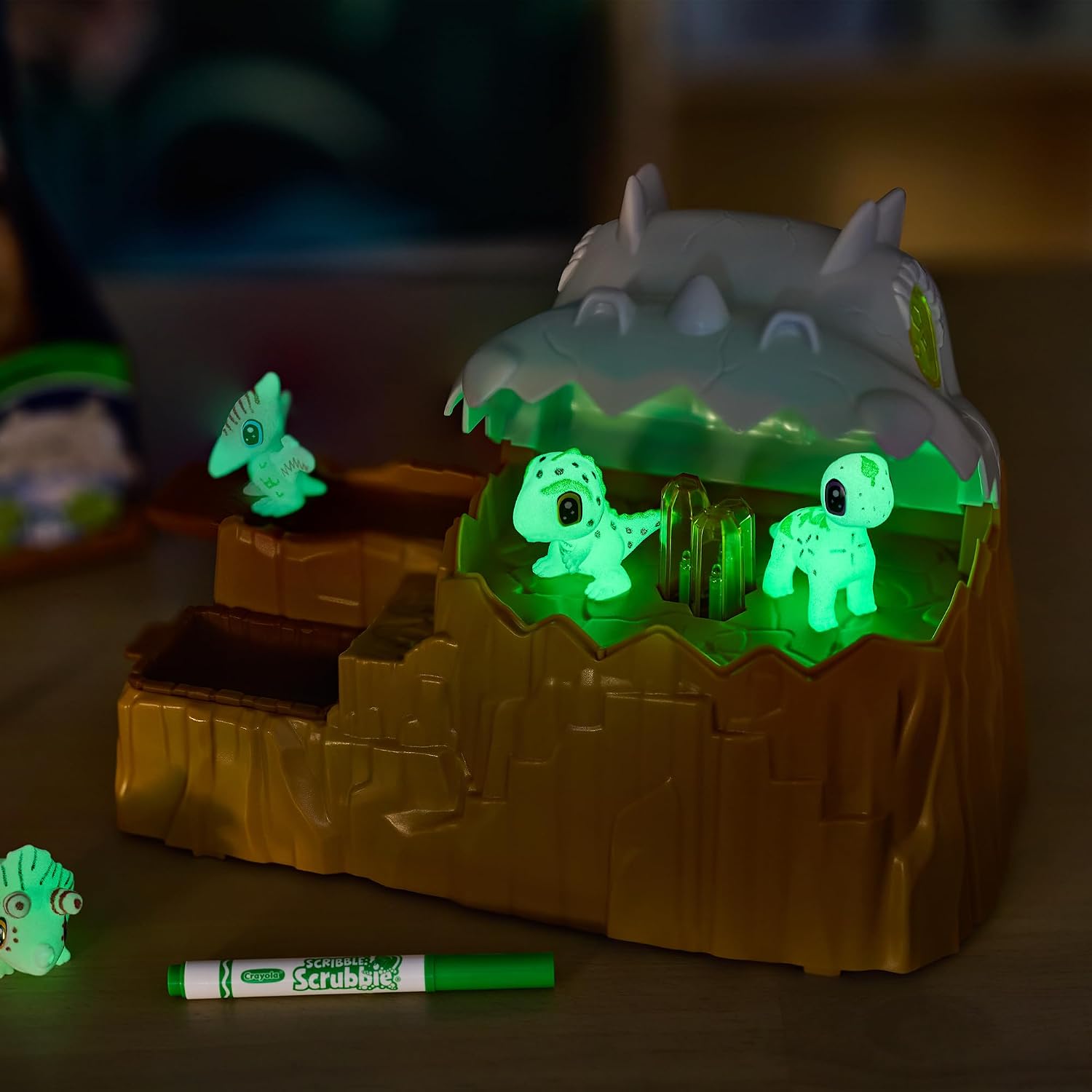 Crayola Scribble Scrubbie Glow Dino Mountain – Light-Up Cave Playset with Baby Dino Pets & Catapult (Ages 3+)
