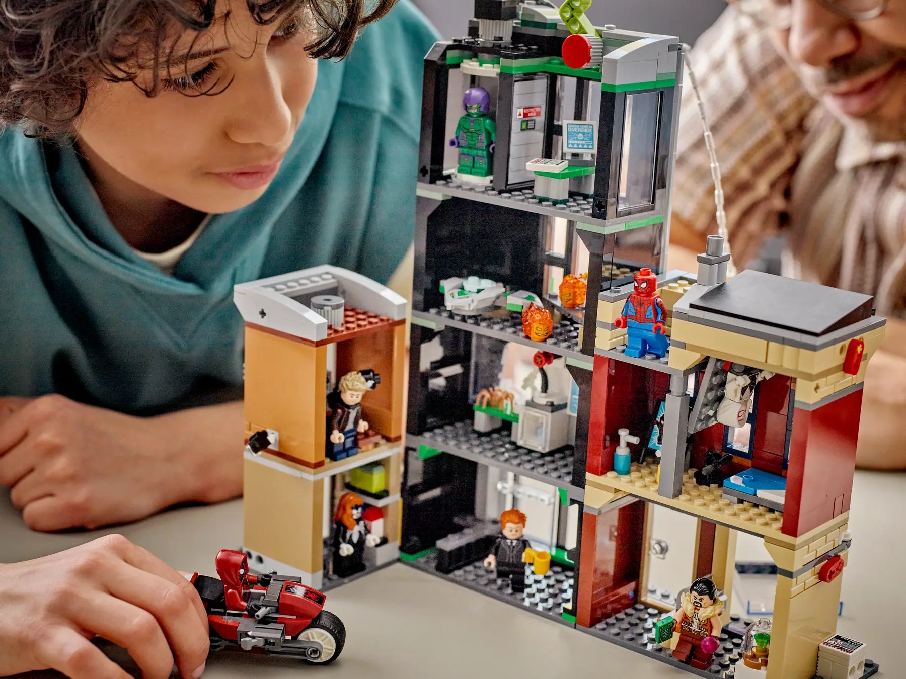 Lego Spider-Man vs. Oscorp (76324)