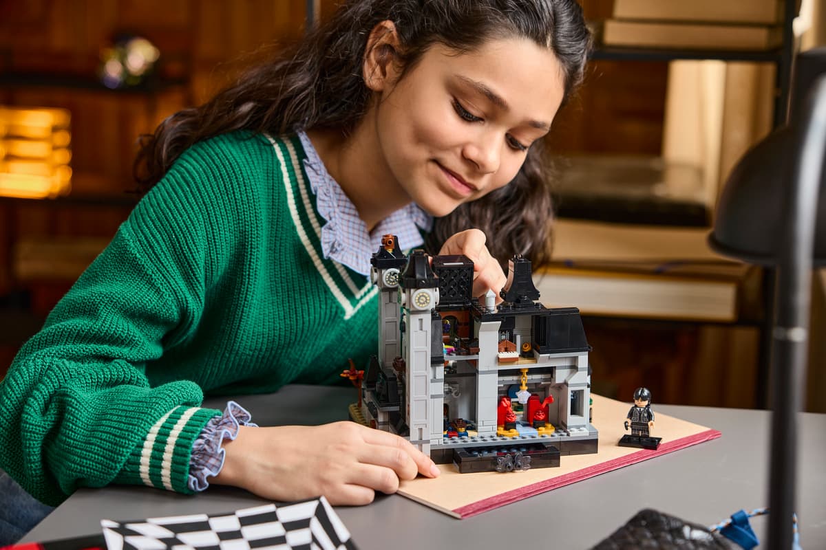 LEGO Wednesday Nevermore Academy – Microscale Gothic School with First-Ever Wednesday Minifigure (Ages 10+, 890 Pieces) (76788)