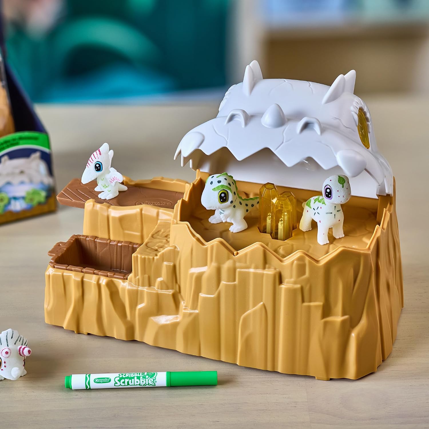 Crayola Scribble Scrubbie Glow Dino Mountain – Light-Up Cave Playset with Baby Dino Pets & Catapult (Ages 3+)