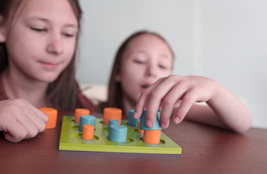 Blue Orange Games Gobblers On The Go – 2-Player Wooden Travel Strategy Game with Travel Bag (Ages 5+)