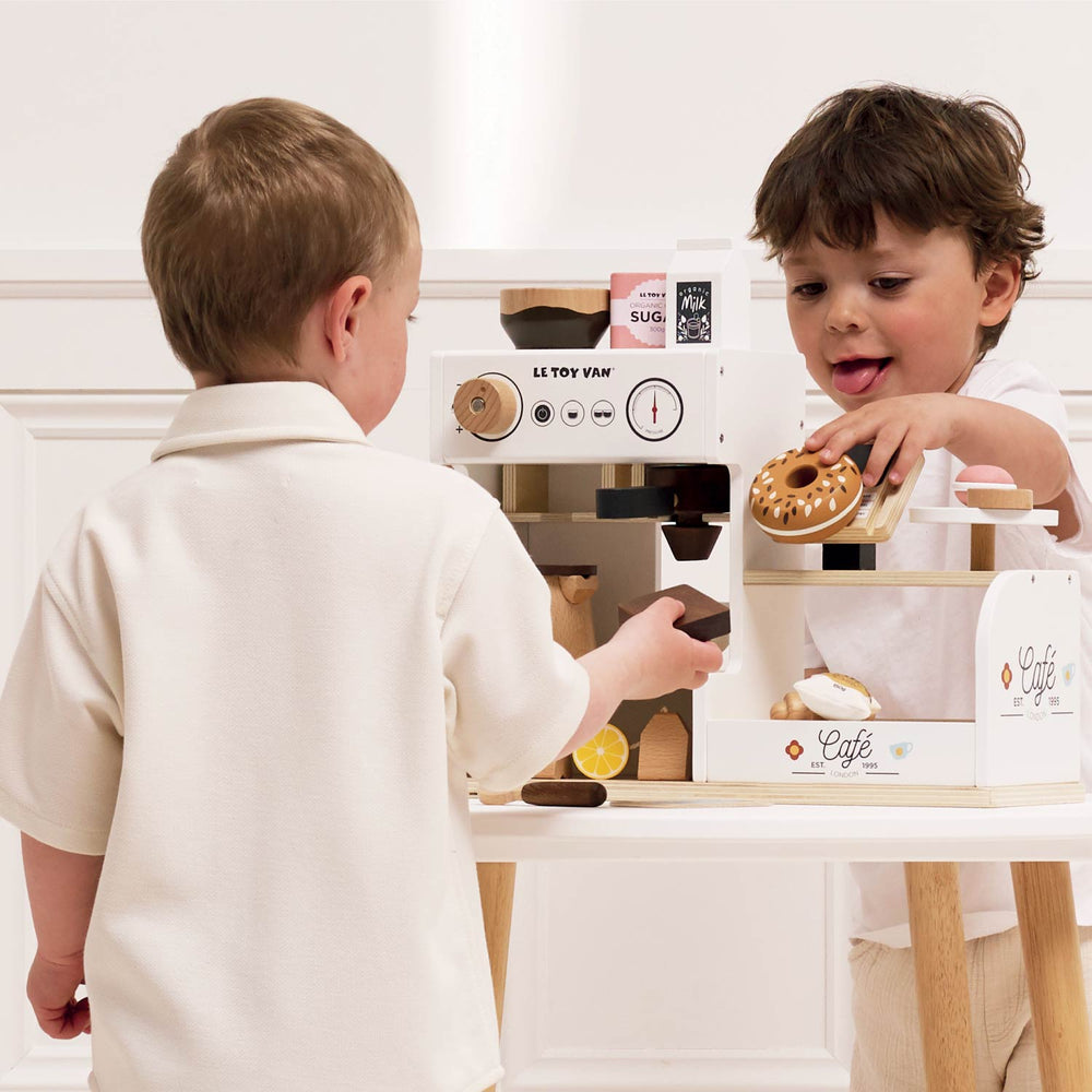 Le Toy Van Table Top Barista Café Shop – FSC-Certified Wooden Espresso Machine Play Set with 17 Accessories (Ages 3+)