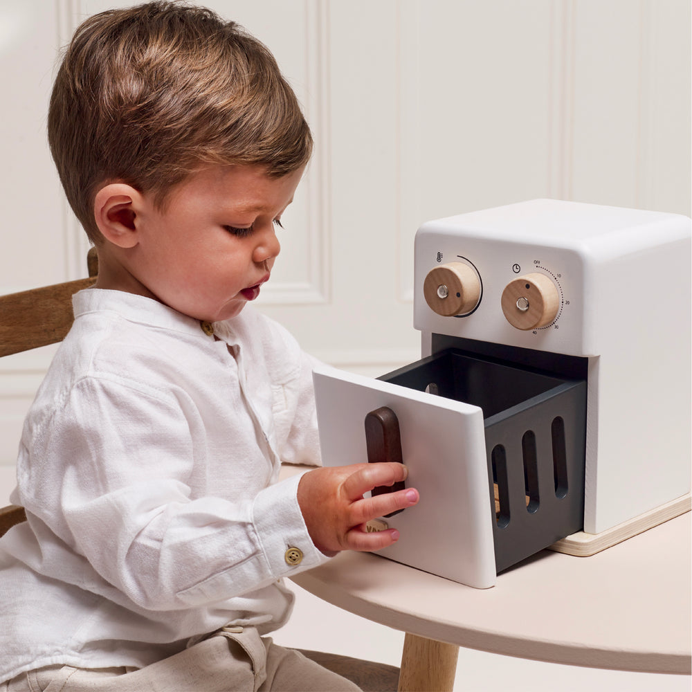 Le Toy Van Wooden Air Fryer Set – FSC-Certified Play Appliance with Drawer, Dials & Fish & Chip Accessories (Ages 3+)