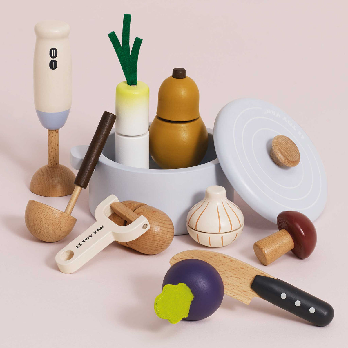 Le Toy Van Wooden Soup & Utensil Set – FSC-Certified Play Food with Pot, Ladle & Vegetables (Ages 3+)