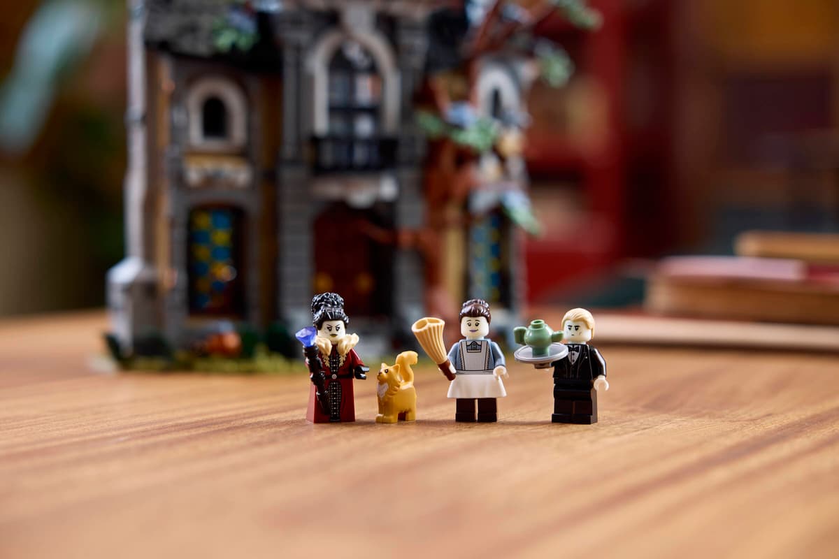 LEGO Icons Mayor Manor – Midnight Valley Collection Haunted Mansion Building Set for Adults 18+ (1,420 Pieces) (11383)