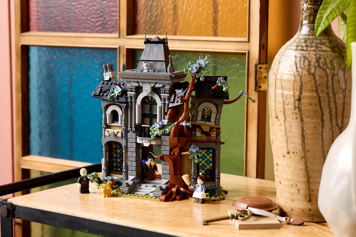 LEGO Icons Mayor Manor – Midnight Valley Collection Haunted Mansion Building Set for Adults 18+ (1,420 Pieces) (11383)
