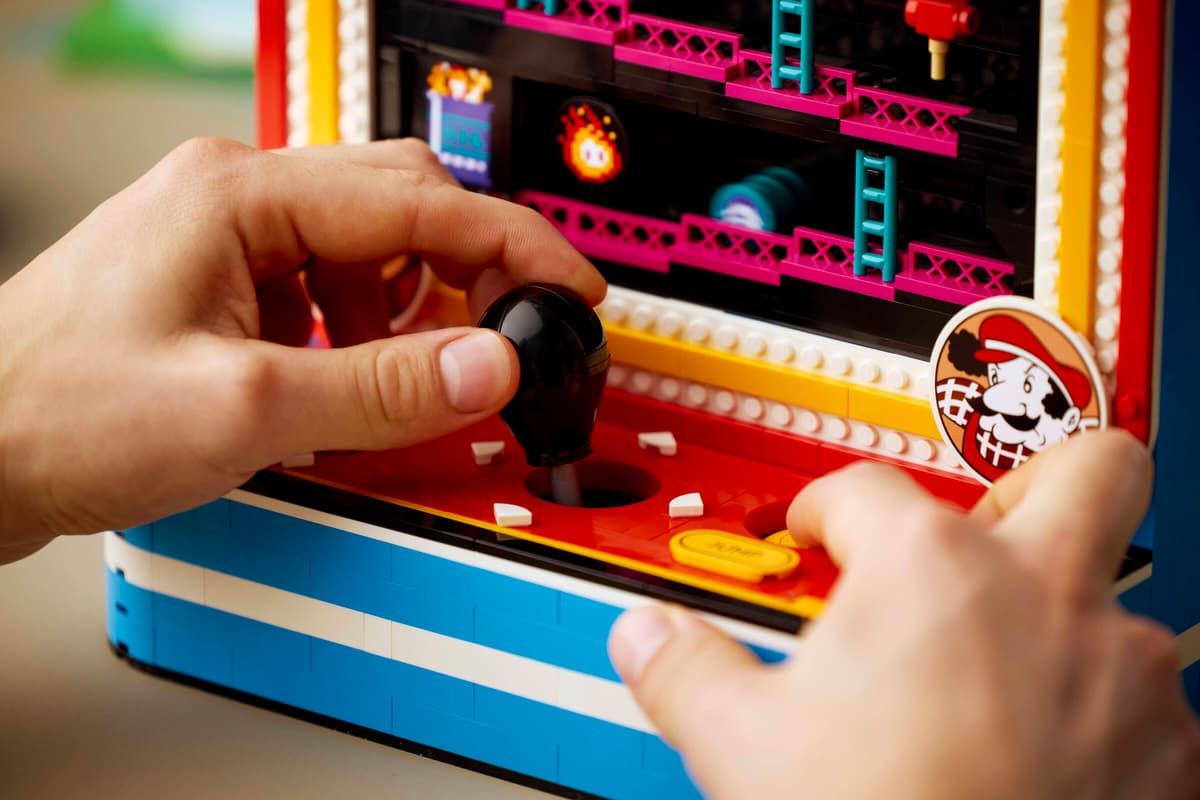 LEGO Super Mario Donkey Kong™ Arcade – 1,367-Piece Interactive Retro Arcade Cabinet with Barrel Mechanism (Ages 18+) [72051]