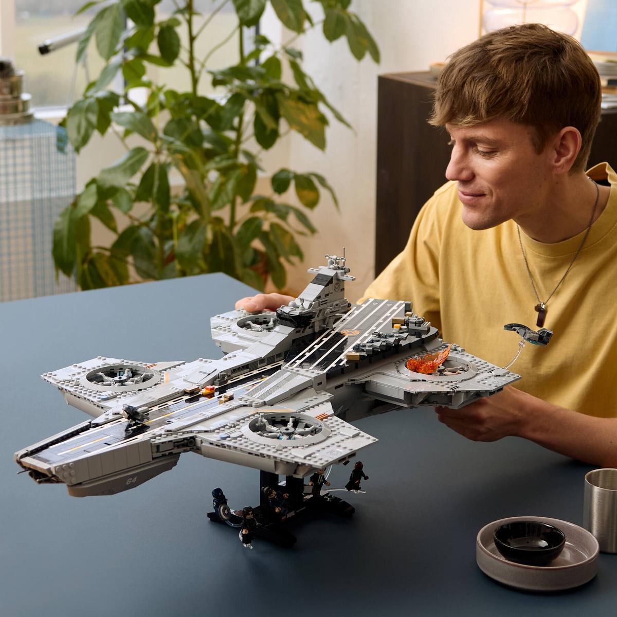 LEGO Marvel S.H.I.E.L.D. Helicarrier (76354) – Ultimate Premium Collector Display Set