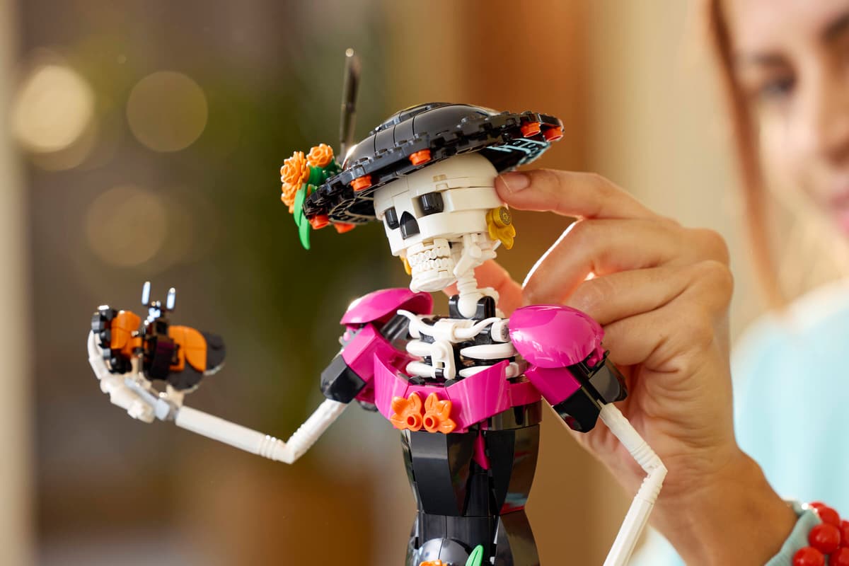 LEGO Ideas La Catrina – 1,212-Piece Day of the Dead Skeleton Figurine with Marigolds & Monarch Butterfly (Ages 18+) [21372]