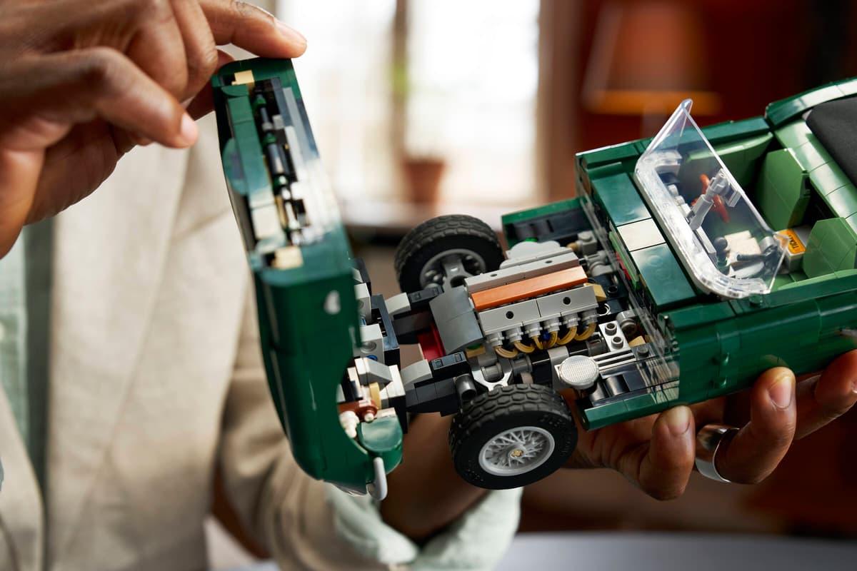 LEGO Icons Jaguar E-Type – 1,673-Piece Classic British Sports Car Scale Model with Opening Hood & Boot (Ages 18+) [11381]