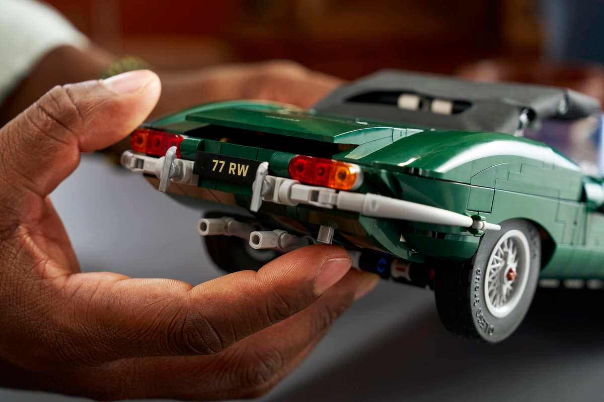 LEGO Icons Jaguar E-Type – 1,673-Piece Classic British Sports Car Scale Model with Opening Hood & Boot (Ages 18+) [11381]
