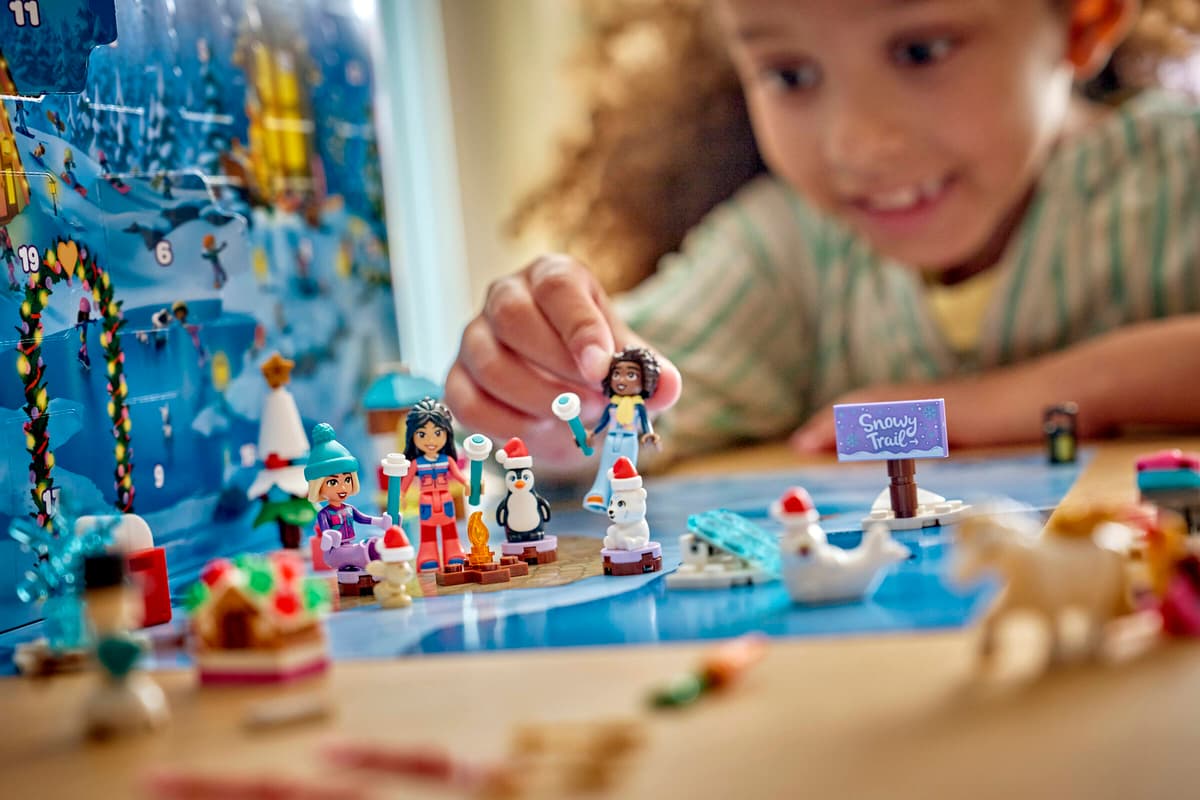 LEGO Friends 2026 Advent Calendar – 24-Day Holiday Countdown Building Set (Ages 6+, 336 Pieces) (42698)