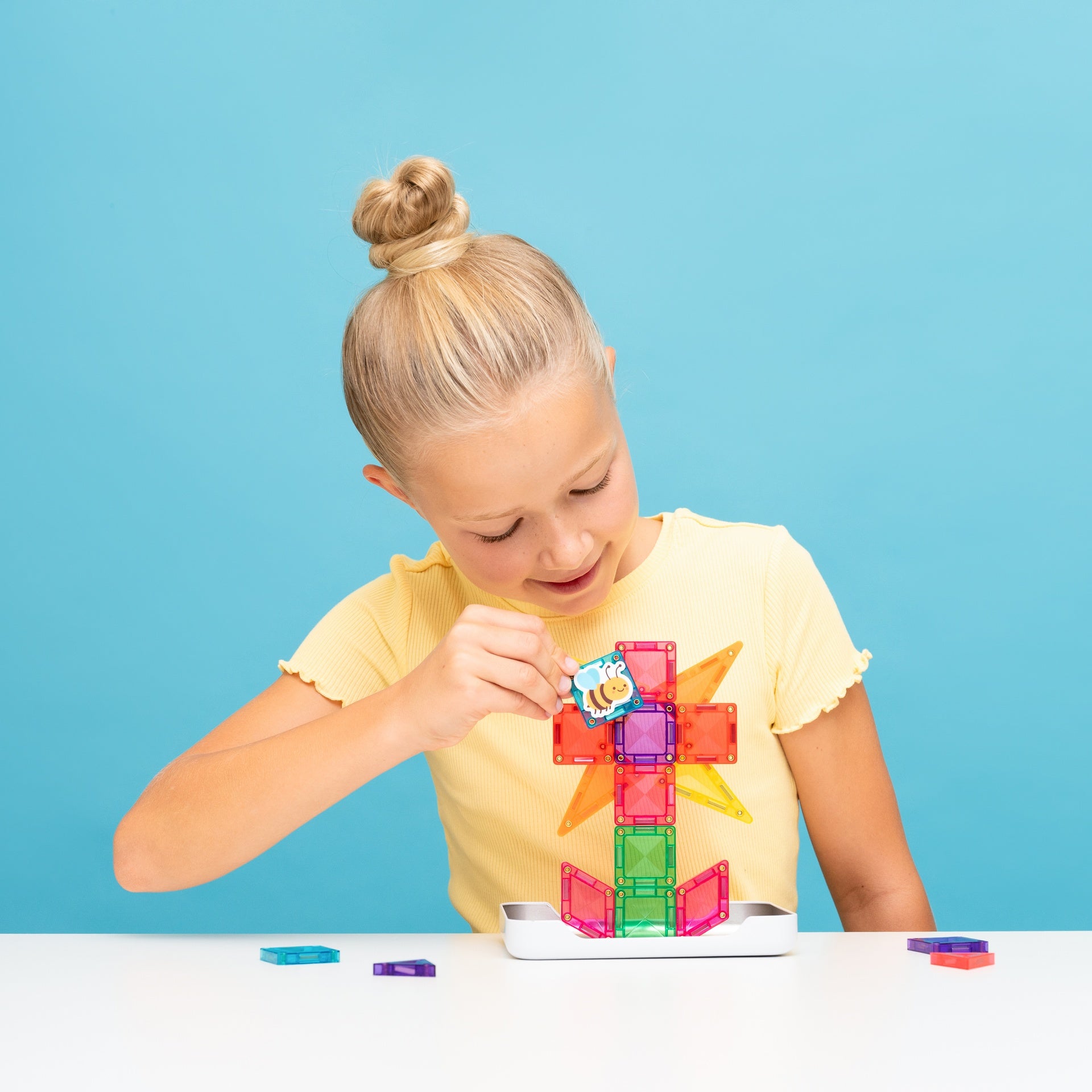 Connetix Travel Mini Pack 32-Piece – Magnetic Tiles in Carry Tin with Smart Spin™ Technology & Reusable Stickers (Ages 3+)