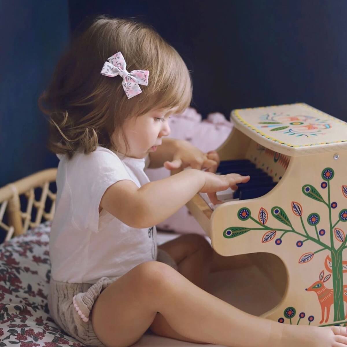 Djeco Animambo 18-Key Electronic Piano – Wooden Kids Piano with Colour-Coded Score Cards (Ages 3+)