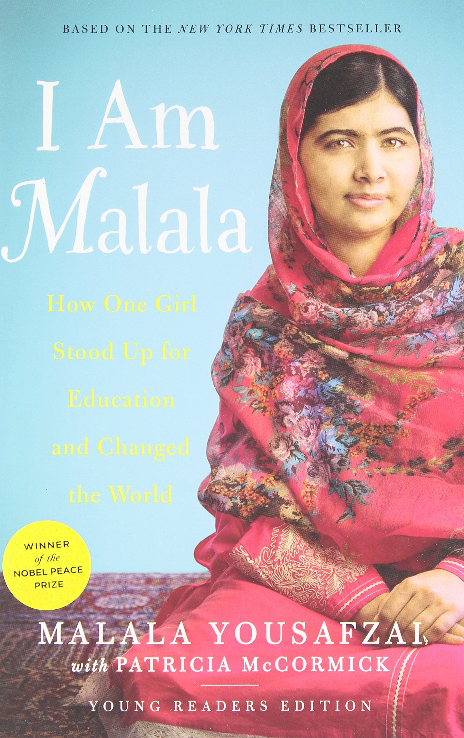 New York, Stati Uniti d'America. 08 ott 2013. Malala Yousafzai schoolgirl  pakistano attivista di istruzione delle pause per firmare copie del suo  libro, io sono Malala: La ragazza che si alzò per